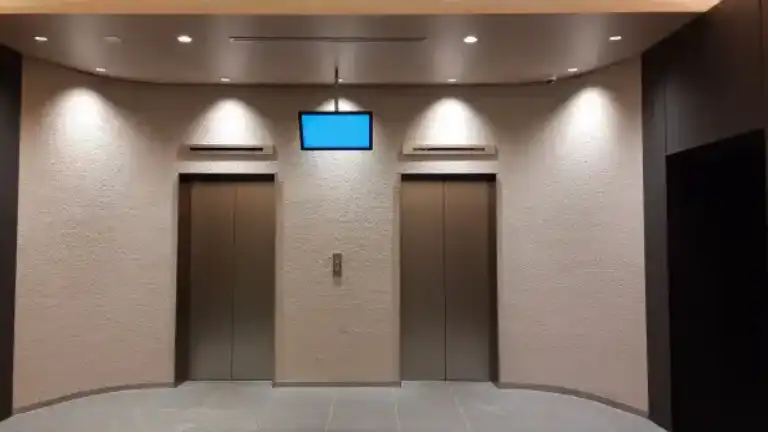 エレベーターはどこにあるか