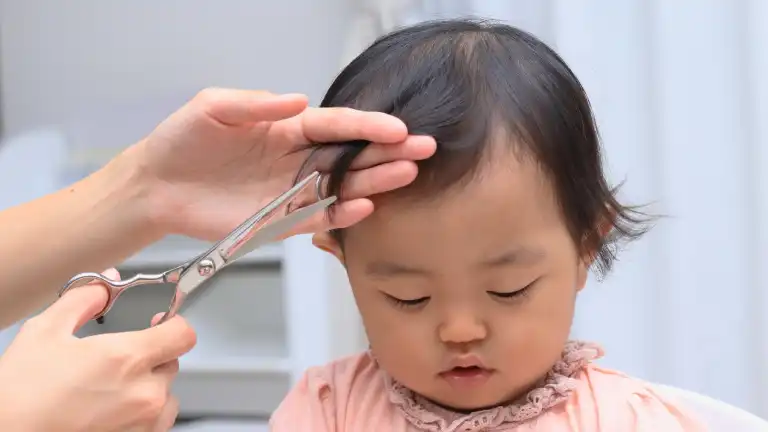 赤ちゃんの可愛いくせ毛はいつまで？ヘアカットした方が良いタイミングとは？