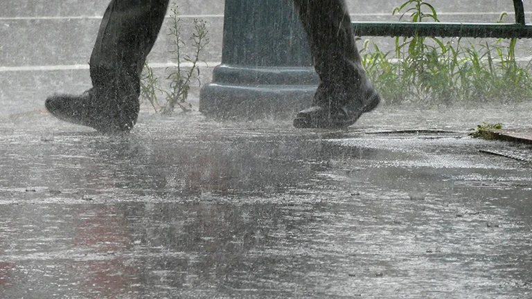 なぜ線状降水帯は災害レベルの雨を降らせるのか