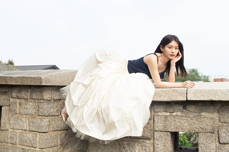 永瀬莉子さんの1st写真集『glimmers(グリマーズ)』の表紙とタイトルが決定