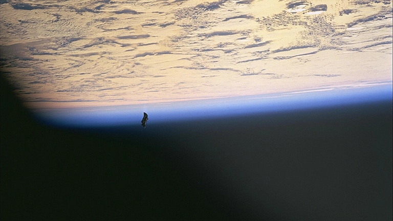 ブラックナイト衛星