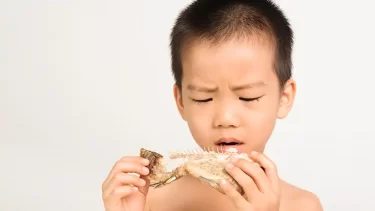 【対処法】子供の喉に刺さった魚の骨の対処法は？知っておきたい豆知識！
