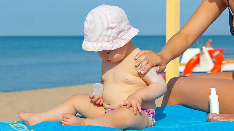 【ママ必見】赤ちゃんの肌の紫外線対策！「対策方法」とおすすめで人気の帽子・日焼け止め5選！