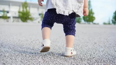 おすすめは「スクスクアシックス」赤ちゃんのファーストシューズを選ぶ基準と注意点とは？初めての靴は機能性で選ぶべし！