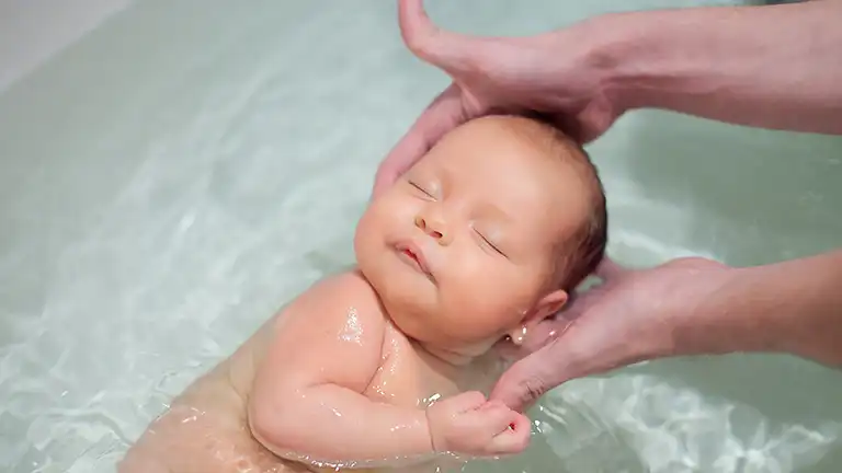 赤ちゃんとの入浴の方法と顔の洗い方は？シャワーだけじゃだめ？お風呂を上手に入れるポイントとグッズ5選