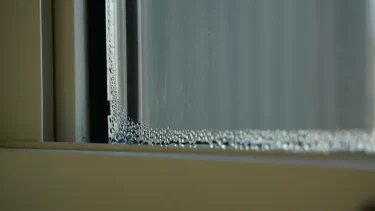 窓の結露対策！造作なく可能なテクニックとは？驚き！放置するとカビも現れてリスキー！
