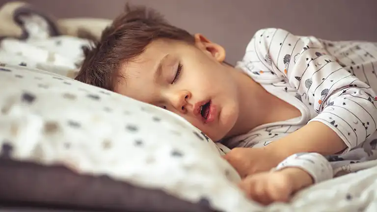 冷房の季節！赤ちゃんの快適な睡眠のために、扇風機やクーラーの使い分けよう！