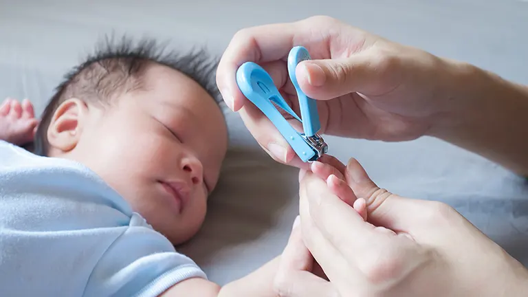 赤ちゃんの爪、いつ切る？どうやって切る？小さな爪のお手入れ方法を大公開！