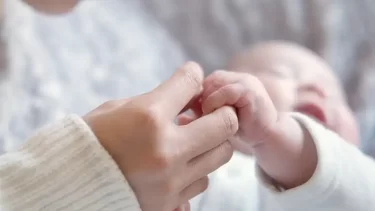 「新事実！」新生児・赤ちゃんの夜泣きを放置したら治る？それとも悪化する？