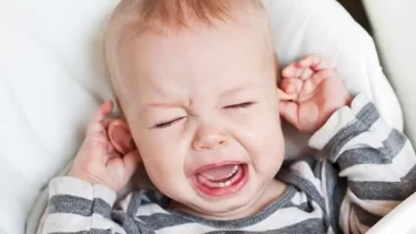 赤ちゃんが中耳炎かも？見分け方とは！？夜泣きや熱のサインに注意！