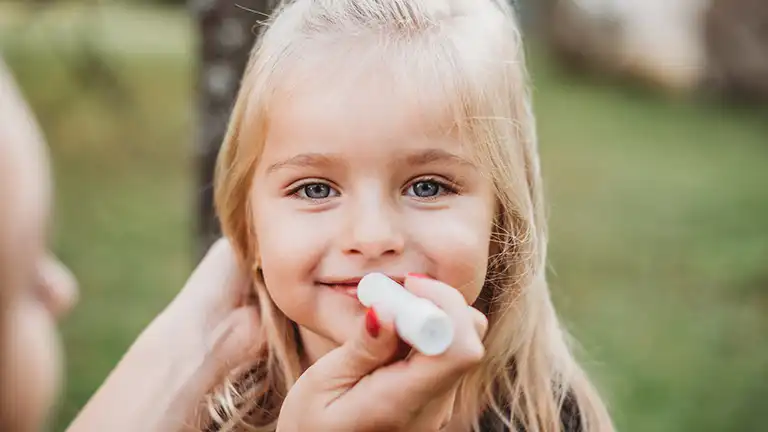 子供の唇がカサカサ！対策法と安全なおすすめ子供用リップクリーム・ケア用品5選