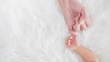 赤ちゃん誕生の記念に手形・足型も残せるオシャレな『命名書』人気8選