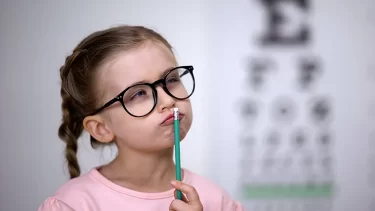 増える子どもの視力低下！近視の予防に効果的な”意外な行動”とは？