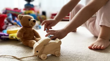 おもちゃの量「多い」VS「少ない」！子どものためになるのはどっち？