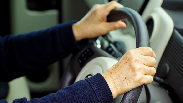高齢者ドライバーの重大事故の原因は？減らすには？免許返納のメリット・デメリット！