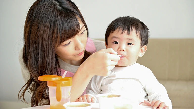 1歳から2歳までの離乳食の進め方！栄養バランスと食事習慣