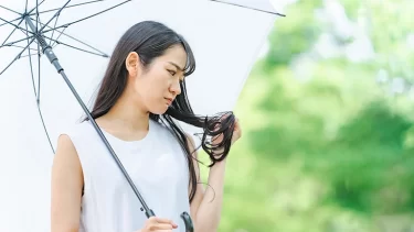 髪がバクハツしがちな梅雨！忙しいママでもできる髪の広がり・うねりケア