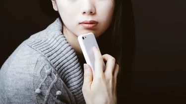 お泊り不倫中に旦那からの予想外の電話に青ざめた！その後のドタバタ劇とは？