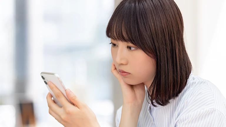 マウント女子のSNS投稿、実はこんな意味が!? 恋愛充実自慢の裏側その心理とは？