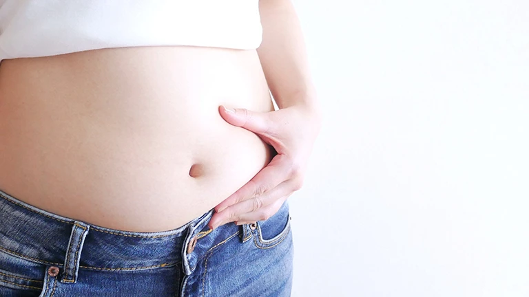 女性の悩み…ぽっこりお腹の原因とスッキリ解消法