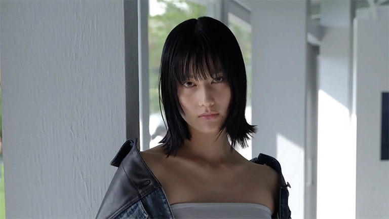橋本愛、極細美ウエストのチューブトップコーデを公開「ライン綺麗すぎ」「おへそたまらんわ」「ため息が出るほど美しい」反響の声続々
