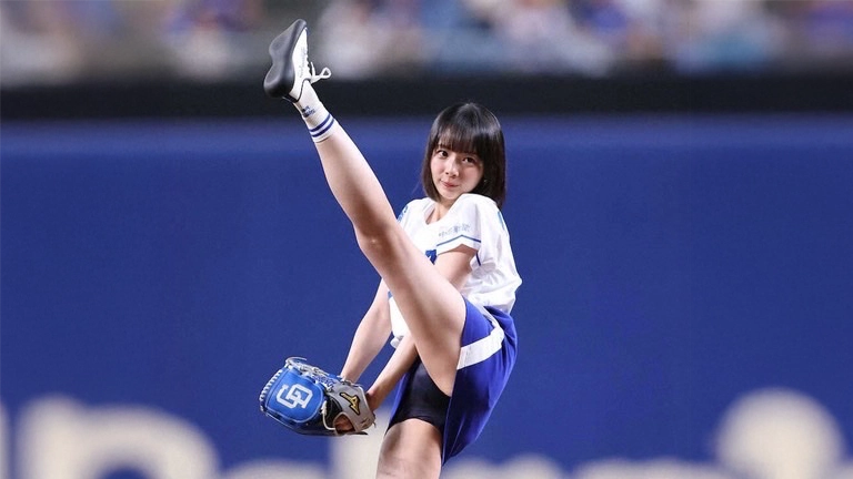 岡田紗佳、始球式でノーバン逃すもミニスカ美脚で魅せる「なんて綺麗で長い脚だ」「セクシー投球ですな」「美しさをはるかに超えている」SNSで絶賛の声続々