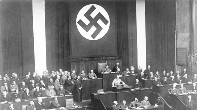 【戦慄】敵国に偽札を空からばら撒け！？ナチス・ドイツの恐るべき「ベルンハルト作戦」とは？
