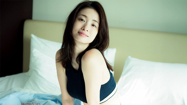 上戸彩、15年ぶり写真集に未公開38ページ追加♡アザーカット付きデジタル限定特別版で解禁！