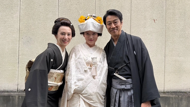北川景子、朝ドラ『ばけばけ』のオフショットを公開…美しすぎるWピースの裏に「落武者の背後霊がw」「落ち武者の毛がちょっと生えてきてるのしんどいw」反響の声続々