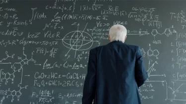 世界の数学者が愛した伝説の日本製チョークはなぜ消滅したのか…天才が一生分買いだめした神品質の末路とは