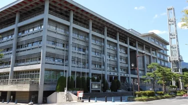 大津市が幼稚園教員の賃下げへと給与見直し…SNSで批判の嵐「上げるでなくて下げる？」「正気か？人手不足だろ」「これで納得して人が集まると思うの？」