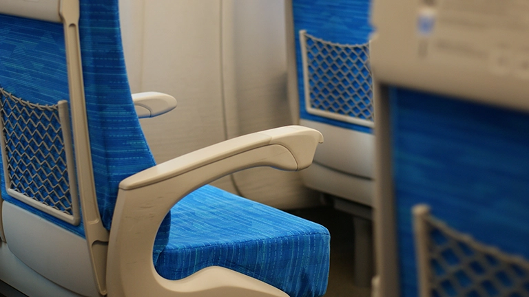 新幹線で自由席を妊婦に譲っては図々しい…SNSで物議