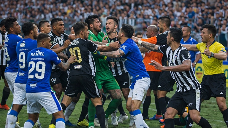 ブラジルサッカーで大乱闘…史上最多23人退場の異常事態