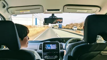 気づいてた？フロントガラスに虫がつかない車の裏にある異変にSNS衝撃