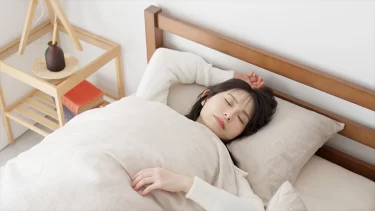 週末の寝だめはNG？それよりヤバい平日の睡眠不足に疑問の声