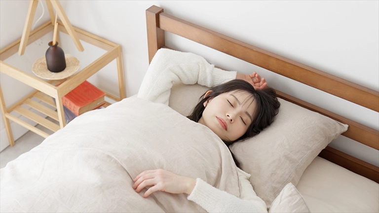 週末の寝だめはNG？それよりヤバい平日の睡眠不足に疑問の声