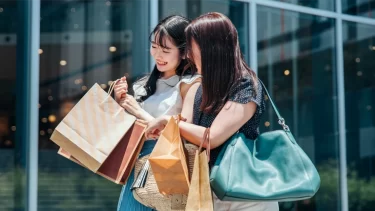 アウトレットで「ここまで来たから買う」予定外の出費が増える人の特徴が実に奥深い
