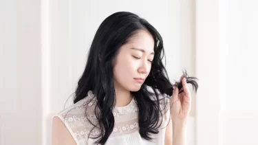 白髪が増えてショック…その原因と内側からの整え方を薬剤師が解説