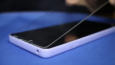 携帯ショップでフィルム貼り失敗も貼り直しに再度技術料請求？SNS騒然