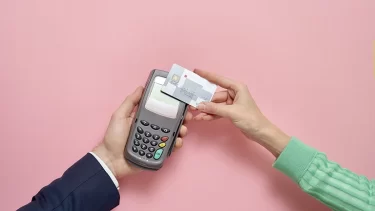 クレカ神話が崩壊？Z世代がデビットカードを選ぶ理由が納得だった！