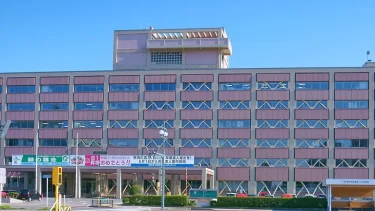 秋田県幹部、バスローブで会見中に喫煙…特定班がラブホテルと断定？「流石にぶっ飛びすぎw」「公務員御用達ラブホが各県にあるんかw」