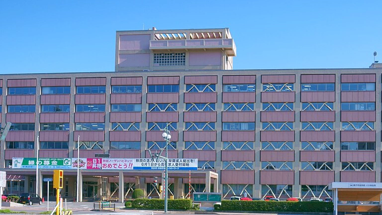 秋田県幹部、バスローブで会見中に喫煙…特定班がラブホテルと断定？「流石にぶっ飛びすぎw」「公務員御用達ラブホが各県にあるんかw」