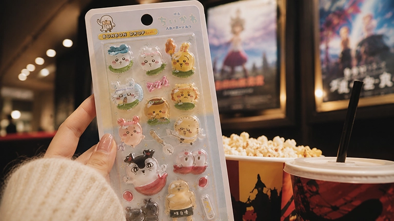 『映画 ちいかわ』来場者特典を巡り炎上…子どもを使ったおねだりにSNS炎上「毒親すぎて草」「お父さんグッジョブ」「子供に物乞いさせるな」