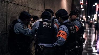 歌舞伎町で暴れる外国人男性に警察官が複数人で対応…SNSでは「テイザー銃を早く配備しろよ」「不良外国人は日本の警察が何もできないとなめ切っている」