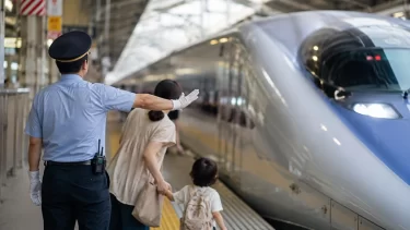 新幹線乗り遅れ親子が発車列車に接近、JRの毅然対応に称賛続々「ゴネれば乗せてくれるって成功体験を与えなかったの神」「JRほんとグッジョブ」