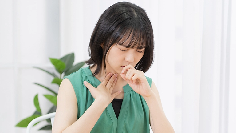 「風邪は治ったのに咳だけ続く」秋の乾いた咳をやわらげるセルフケア4選