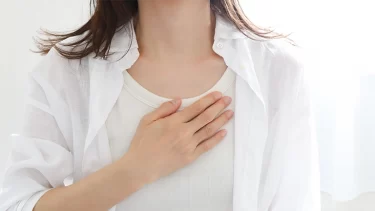 何もしていないのに胸がドキドキするのはなぜ？ストレスによる動悸と受診の目安