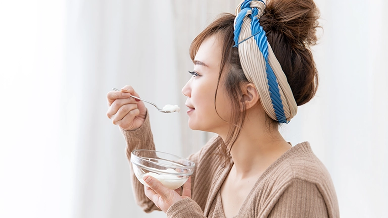 腸活は朝と夜どっちがいい？ヨーグルトやサプリを摂るタイミングを解説